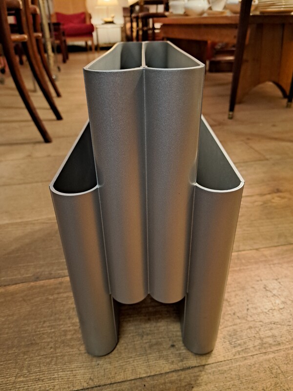 Magazine rack by Giotto Stoppino in gray abs