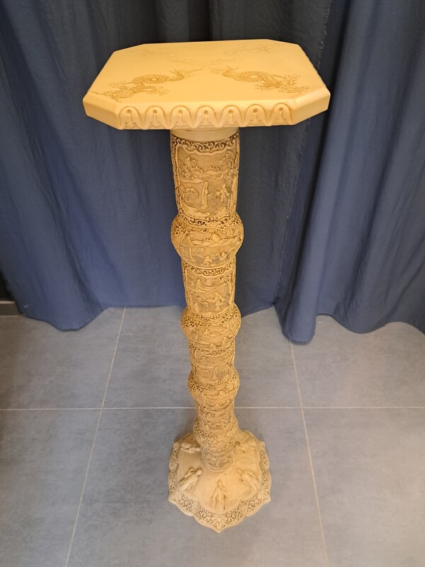 Richly carved chinese resine column 