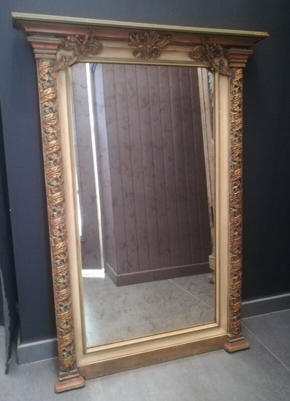 Polychrome wood and stucco with columns eglomised glass mirror