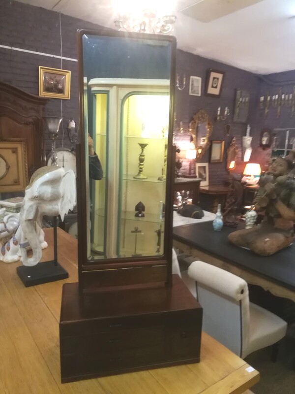 Varnished wood psyche furniture